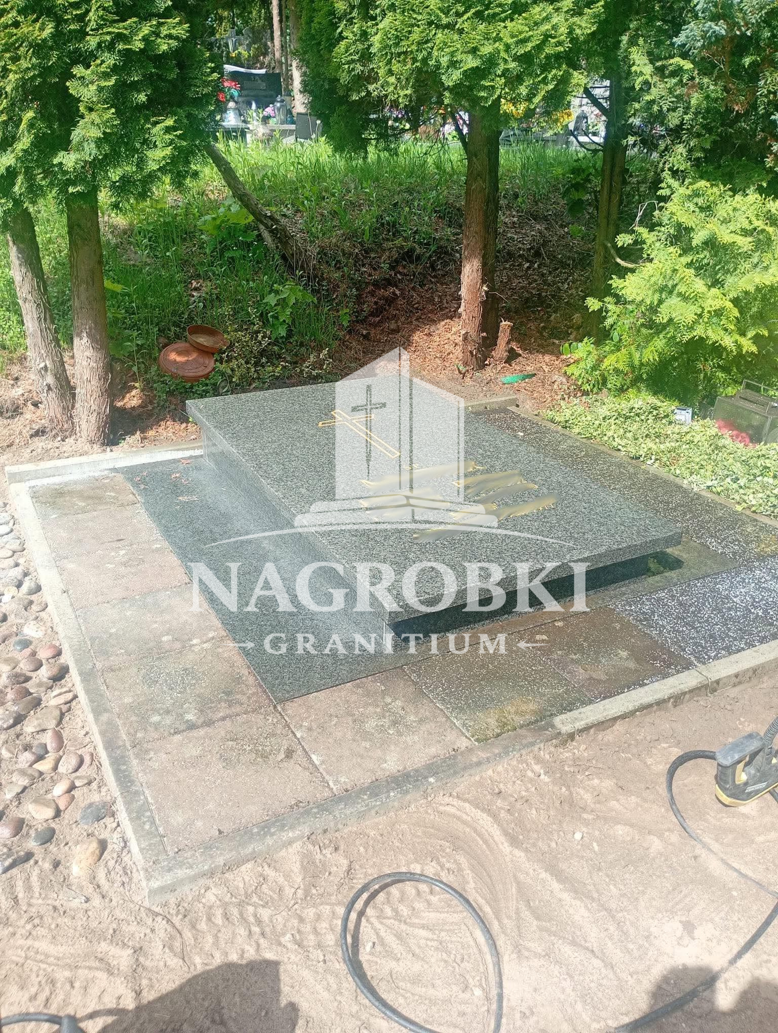 Mycie płytek oraz nagrobków z nabłyszczaniem - przed