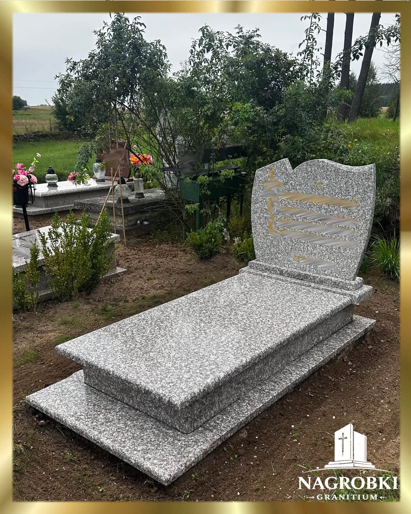 Nagrobek z granitu Brąz Królewski - widok z boku