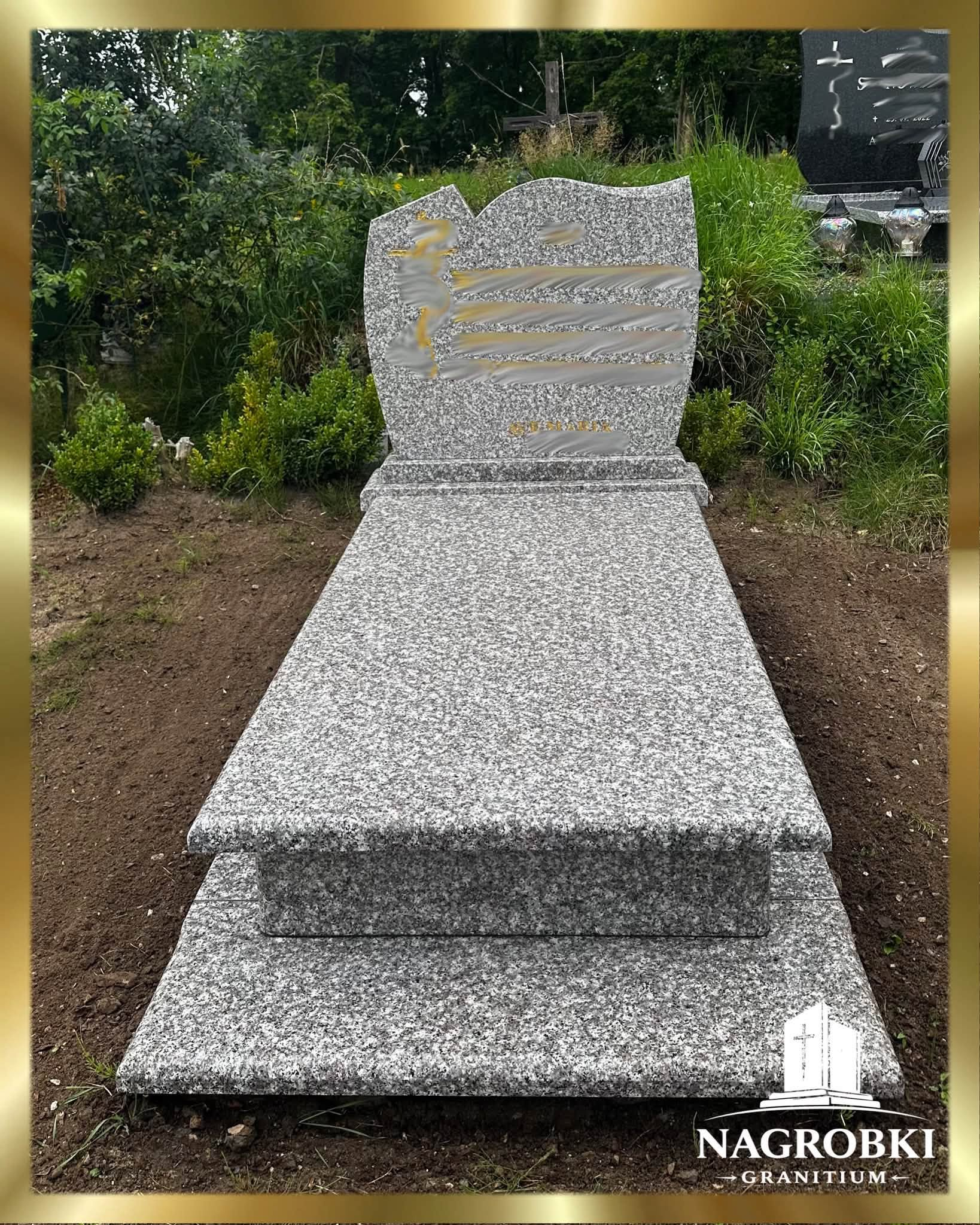 Nagrobek z granitu Brąz Królewski - widok z przodu