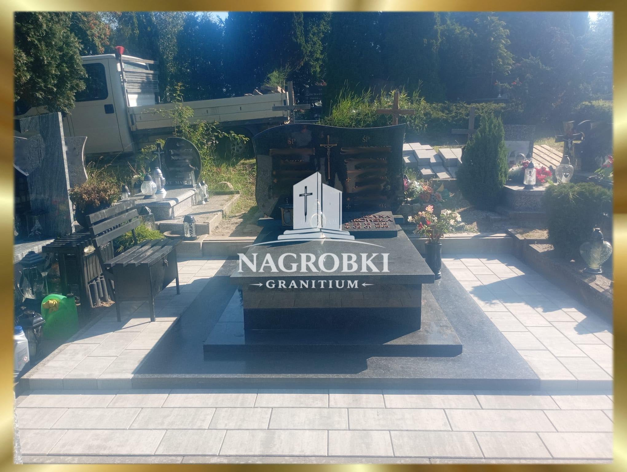 Montaż płyt granitowych i kostki brukowej - centralny widok na płytki i pomnik