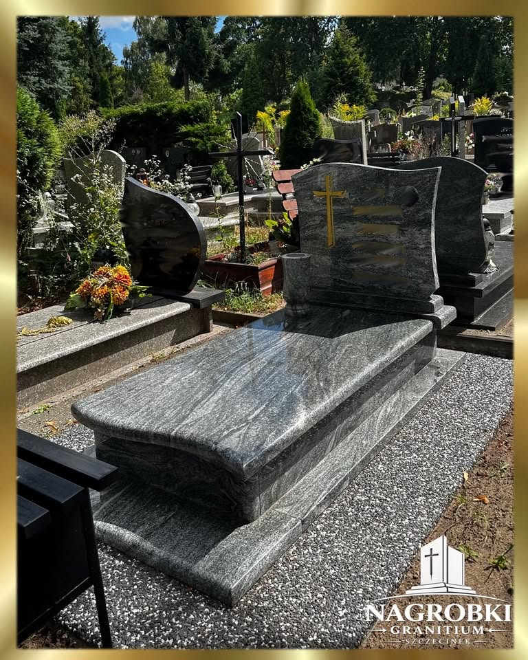Solidnie zamontowany nagrobek - widok ukośny