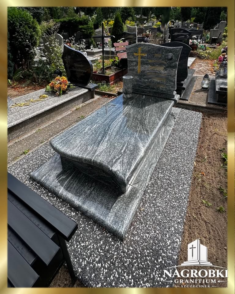 Nagrobek granitowy i wypoziomowane otoczenie