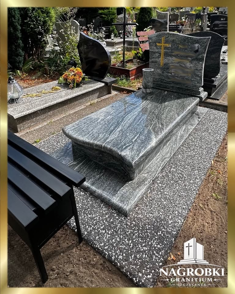 Kompletne miejsce pamięci z granitowym wazonem i ławką