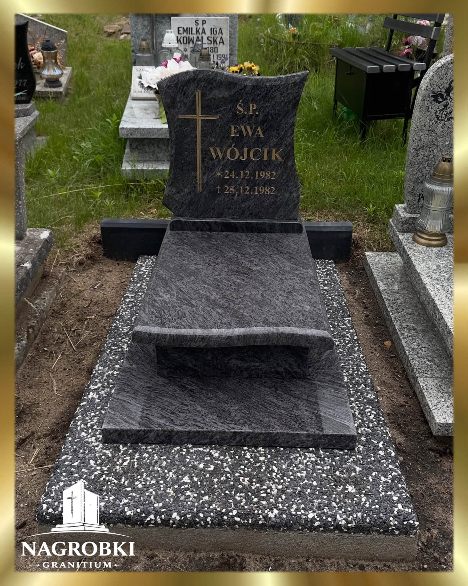 Nagrobek z granitu Brąz Królewski - widok z boku