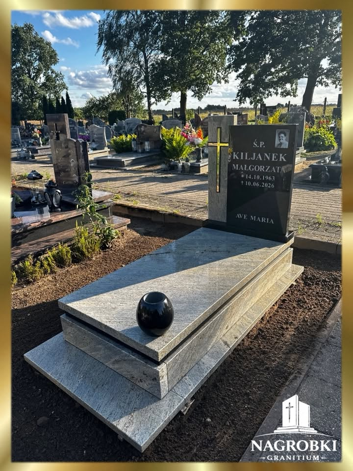 Solidnie zamontowany nagrobek - widok ukośny
